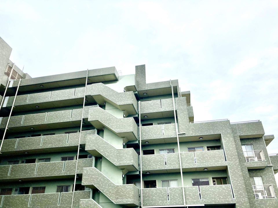 窓シャッターで守る住まいの安全と快適性修理や業者選びの重要ポイント