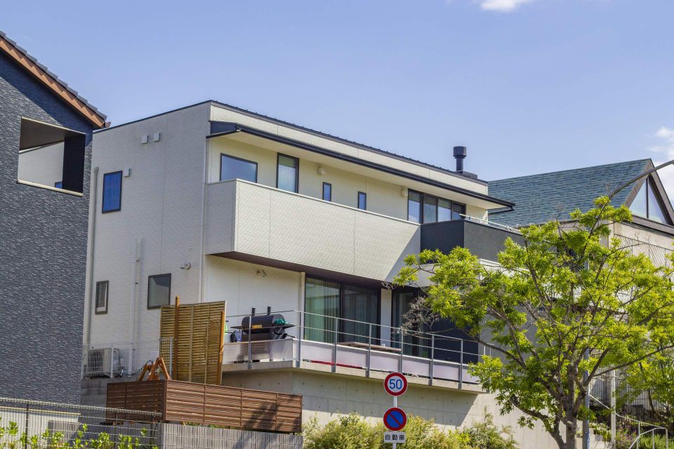 住まいと安全を守る雨戸シャッターの役割と長持ちのための正しい修理やメンテナンス方法